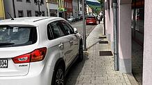 Es geht teils beengt zu entlang der Hauptstraße. Für Fußgänger, insbesondere solche mit Kinderwagen oder Rollator, ist stellenweise kaum ...