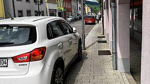 Es geht teils beengt zu entlang der Hauptstraße. Für Fußgänger, insbesondere solche mit Kinderwagen oder Rollator, ist stellenweise kaum ...