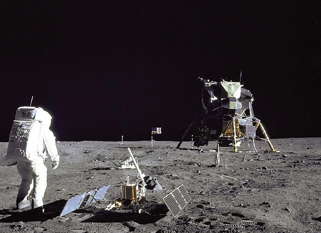 Müsste man Sterne am Himmel sehen? Nein. Dazu hätte es viel längerer Belichtungszeiten bedurft. Außerdem scheint auch auf dem Mond die ...