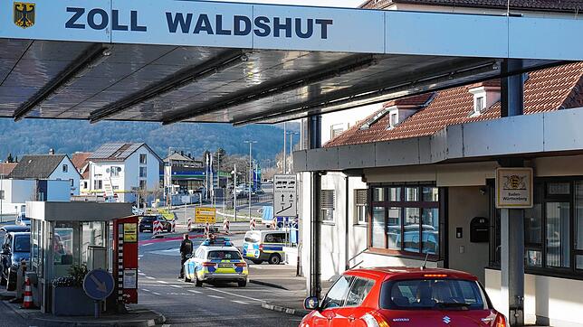 An der deutschen Grenze in Waldshut waren gestern Beamte von Bundespolizei, Zoll und Landespolizei präsent.