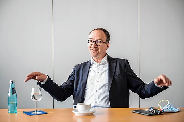 Bild 4: &bdquo;Zusammenarbeit mit Luigi Pantisano bei der Stadt? Warum nicht?&ldquo; Im Interview mit dem neuen, alten Konstanzer Oberbürgermeister überrascht Uli Burchardt mit einigen Aussagen