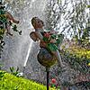 Im Garten sitzen überall verteilt die Rosenobelelfen.