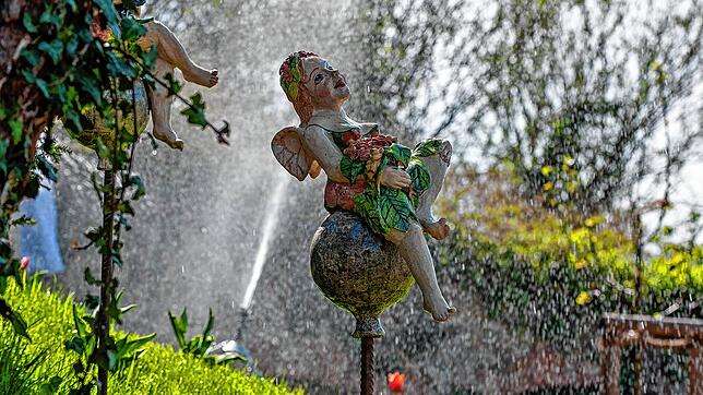 Im Garten sitzen überall verteilt die Rosenobelelfen.