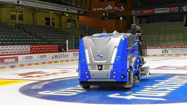 Die neue Eismaschine der Wild Wings: Sie funktioniert ohne menschliche Steuerung. Warum also sitzt der Eismeister drauf?
