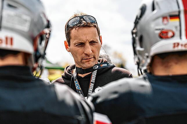 Johannes “Jojo„ Liebnau, Trainer bei den Hamburg Huskys und Ex-Capo (Vorsängers) der HSV-Ultras, spricht mit Spielern seiner ...