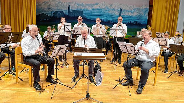 Das Trompetenregister führt die „Polka ins Glück“ auf. Die neue Formation Herbstwind begeistert im Höchenschwander Haus des Gastes. ...