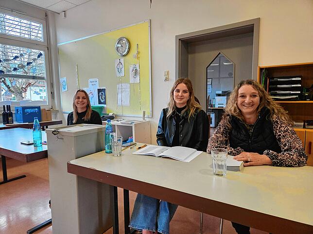 Christine Manz, Louisa Dorfmeister, Rita Billich (von links) – Wahlhelferinnen und Wahlleiterin.