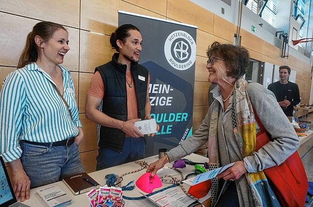 Barbaba Bothien (rechts) interessiert sich für die gemeinnützige Boulderhalle „Hotzenblock“.