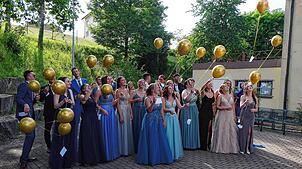 Die Zukunftswünsche der Abiturientinnen und Abiturienten des Martin-Heidegger-Gymnasiums steigen zum Abschluss ihrer Schulzeit an ...
