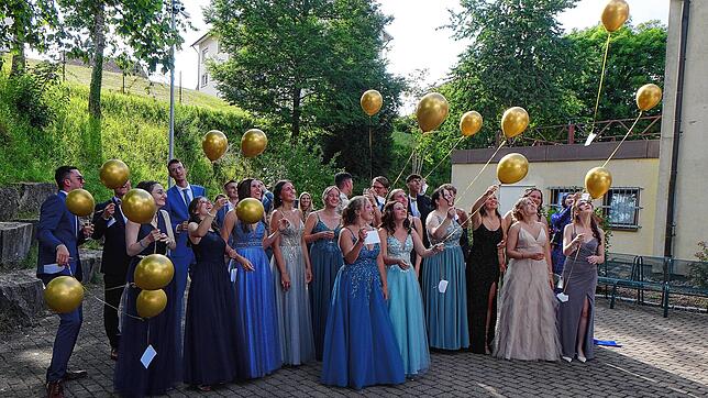 Die Zukunftswünsche der Abiturientinnen und Abiturienten des Martin-Heidegger-Gymnasiums steigen zum Abschluss ihrer Schulzeit an ...