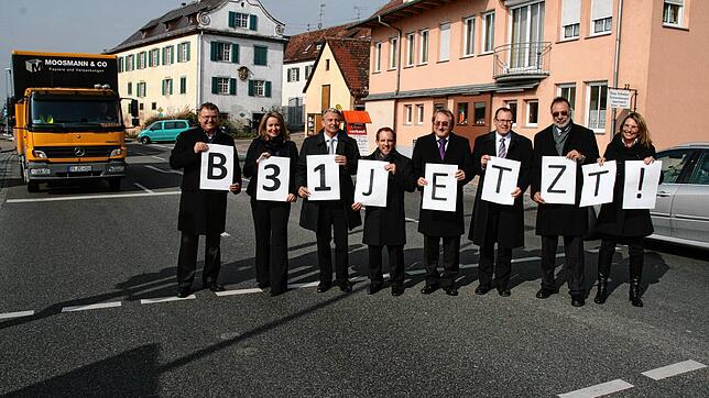 Februar 2011: Kurze Verkehrsblockade für den Ausbau der B&nbsp;31 zwischen Überlingen und Friedrichshafen: Gemeinsam machen sich die ...