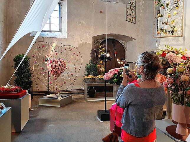 Ein imposantes Stück an floristischer Kunst stellt dieses Herz dar, das von den Besuchern in den Fokus gerückt wird.