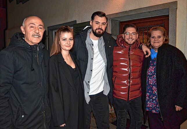 Auch Turgut Civan, Alper Civan, Maran Gessler, Ilkan Ada und Ayse Civan gehen am Silvesterabend essen.