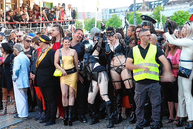 Bild 33: Wenn das Sadomaso-Schiff in Konstanz anlegt, zeigen die Gäste ihre Outfits