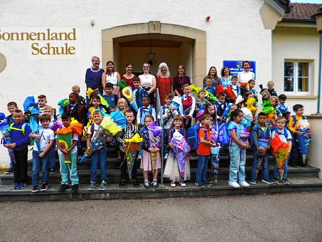 Die gesamte Klassenstufe 1 der Sonnenlandschule stellt sich mit den Klassenlehrerinnen Renate Fröhlich, Lara Damaske, Anna Stoiber, ...