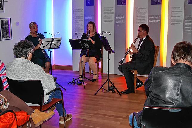 Im Heidegger-Museum spielt das Klarinetten-Trio aus Julia Guhl (von links), Katrin Scheuch und Patrick Hanser Abwechslungsreiches vom ...