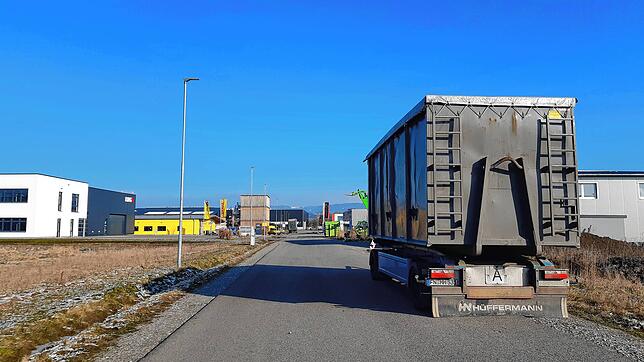 In der Gemeinderatssitzung merkte Petra Herter (CDU) an, dass für das hiesige produzierende Gewerbe nur die Straße wichtig sei. Stefan ...