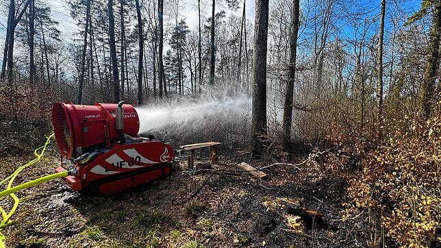 In einem Waldstück zwischen Aach und Volkertshausen ist es am Samstag gegen 15 Uhr zu einem Waldbrand gekommen. Auch der Löschroboter ...