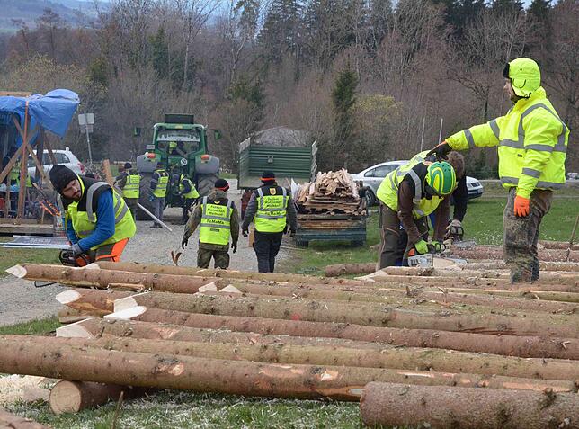 Bild 11: Bis der Funken trotz Sturmtiefs brennt: Unterwegs mit der Funkenmannschaft Markdorf