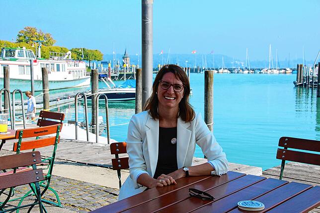 Katharina Kutter in einem Biergarten am Konstanzer Hafen.