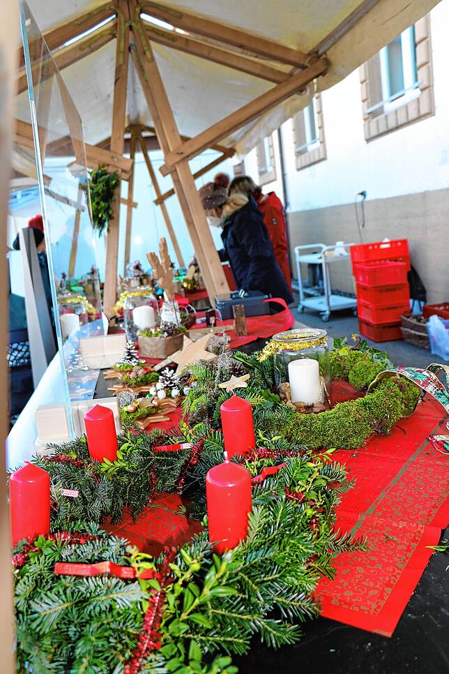 Adventskränze oder -gestecke, Weihnachtsdeko sowie Handarbeiten aus hauseigenen Bastelstunden bieten Mitarbeiterinnen des Altenzentrums ...
