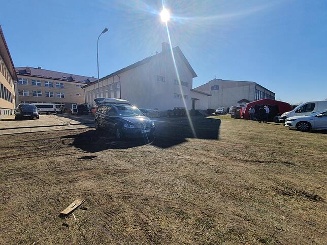Links das Gebäude, in dem der Schulbetrieb weitergeht, in der Mitte die Turnhalle, rechts das Gebäude, in dem Flüchtlinge untergebracht ...