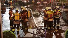 Im Hof des Schlosses bemühten sich die Rettungskräfte darum, der Lage Herr zu werden. Bild: Alexandra Günzschel