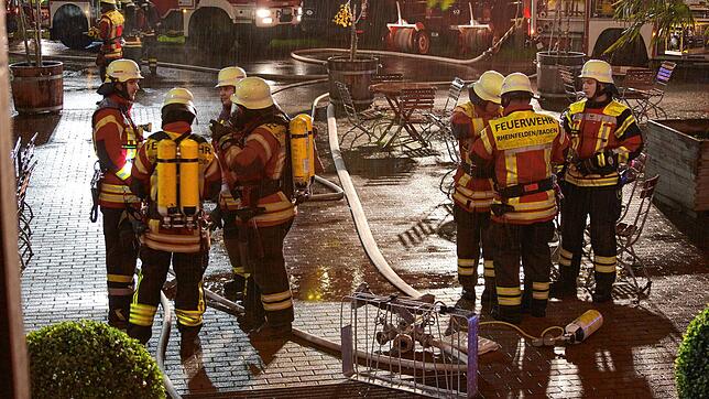 Im Hof des Schlosses bemühten sich die Rettungskräfte darum, der Lage Herr zu werden. Bild: Alexandra Günzschel