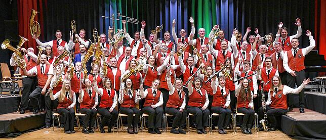 Begeisterung nach vollendetem Konzertgenuss: Der Musikverein Stetten Bergöschingen mit seinem neuen Dirigenten Robin Hack (rechts) zeigt ...