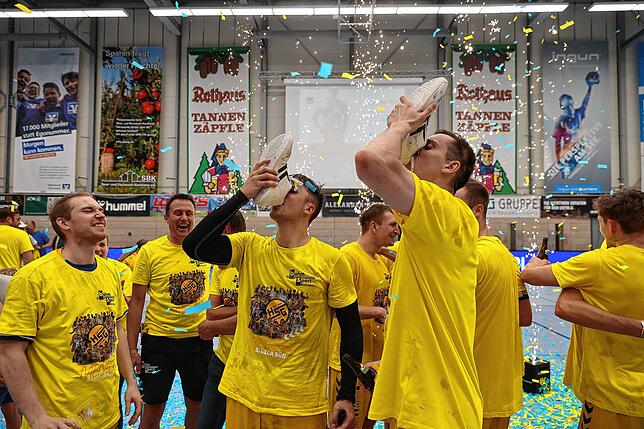 Bild 28: HSG Konstanz feiert den Aufstieg in die 2. Handball-Bundesliga. Bilder vom Spiel gegen Hildesheim