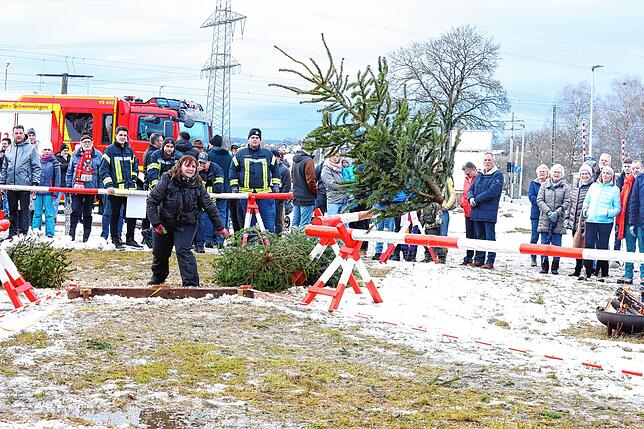 Bild 4: In Marbach fliegen die Weihnachtsbäume durch die Luft