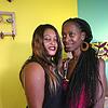 Nancy Omorogie (links) und Philadelphia Ecker im "eKhaya", dem neune Salon für afrikanische Haarmoden. Bild: Dieter Leder