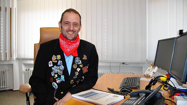 Bürgermeister Stefan Keil wurde zwar von den Narren abgesetzt, war aber trotzdem am Folgetag ganz normal im Büro, denn die Arbeit hört ...