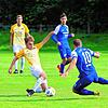 Die SG Dettingen-Dingelsdorf (helles Trikot) hat sich trotz Unterzahl mit dem 1:0-Erfolg in Radolfzell drei Punkte geholt.