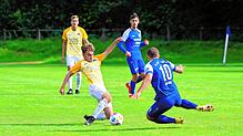 Die SG Dettingen-Dingelsdorf (helles Trikot) hat sich trotz Unterzahl mit dem 1:0-Erfolg in Radolfzell drei Punkte geholt.