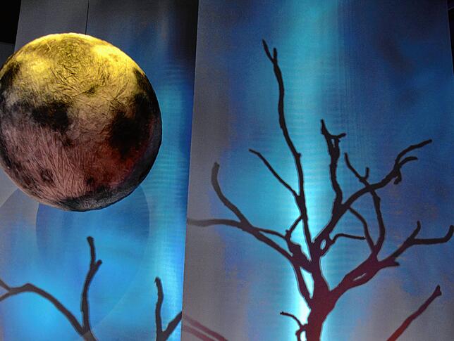 Ganz romantisch mit Mond und Wald: Einen Vorgeschmack auf das „Freischütz“-Bühnenbild gab es bei der Pressekonferenz.