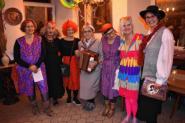 „Juppeidih und Juppeidah“ – KFD-Frauen stellten Reim und Gesangstalent unter Beweis. Von links: Simone Dörflinger, ...