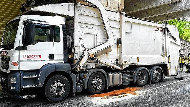 Das wegen der nicht heruntergefahrenen Klappe im Tunnel steckende Müllfahrzeug.