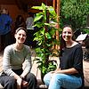 Hausleitung Sandra Kuppel (links) und Abteilungsleitung Selina Brix mit der Pflanze, die symbolisch für den Neubeginn des Jugendtreffs ...