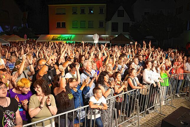 Bild 6: Bilder von der Festeröffnung des Schweizer Feiertags auf dem Gustav Hammer Platz