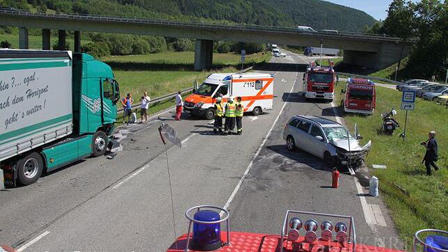 Bild : Zwei Schwerverletzte bei Vorfahrtsunfall an Autobahnabfahrt