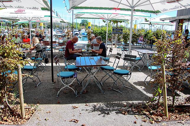 Kein Hochwasser und keine Absperrung mehr: Gäste können im September wieder im Biergarten der Mole speisen.