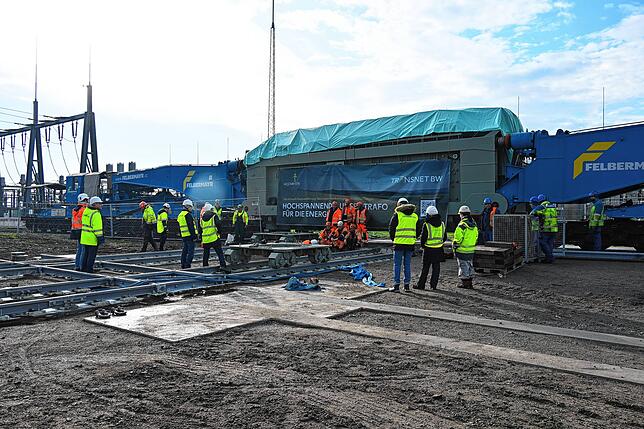 Bild 26: 300 Tonnen schwerer Trafo-Transport – Das sind die Bilder!