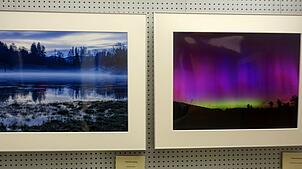 Eine Nebelstimmung am See von Joachim Imping und Polarlichter in Gersbach von Herbert Weniger aus der Ausstellung der Fotofreunde. Foto: ...