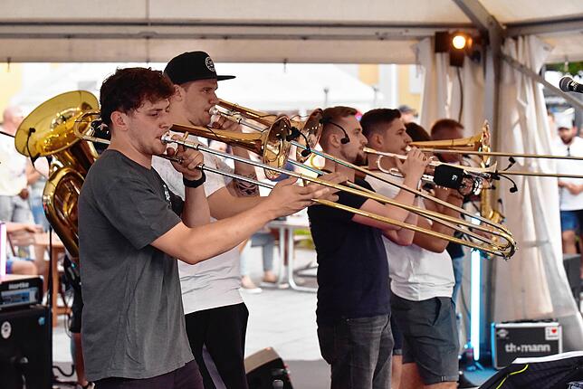 Bild 33: Donaueschingen genießt ausgelassen den Samstagabend beim Donauquellfest