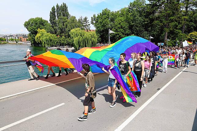 Bild 1: Der CSD Konstanz feiert 20. Geburtstag mit einer Pride-Parade durch die Stadt