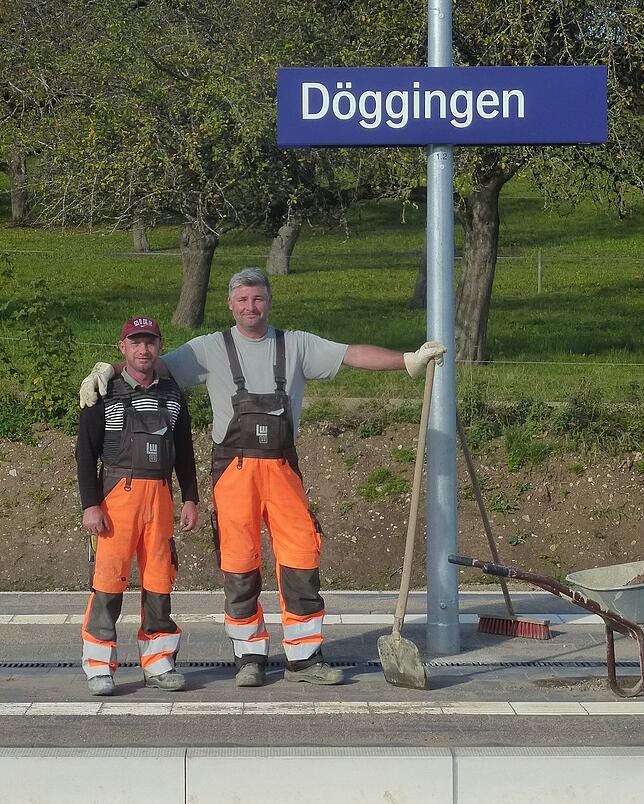 Sie freuen sich auf das nahende Ende der Baumaßnahme am Dögginger Bahnhof, wo sie mit der Verfugung der Bodenplatten beschäftigt sind.