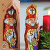 Der echte Nikolaus ist schwer zu kaufen: Ein freundlicher Herr mit Bischofsmütze und Krummstab. Den drei Schülern schenkt er drei ...