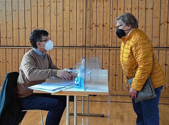 Um die Anmeldung kümmerte sich am Samstagvormittag Bürgermeister Georg Riedmann. Hier prüft er die Personalien von Rosemarie Rehm, die ...