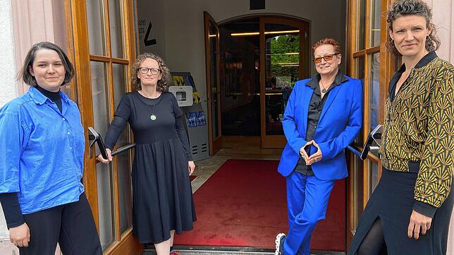 Hereinspaziert! Zur neuen Spielzeit 2023/24 laden ins Theater Konstanz ein 8von links): Dramaturgie-Assistentin Lea Seiz, Romana Lautner ...